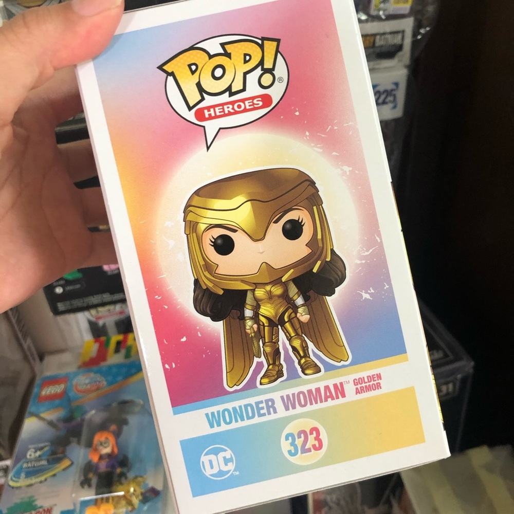 Funko WW84 Wonder Woman Golden Armor 323 NIB - Picture 4 of 8